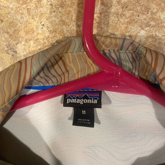 Patagonia shirt. Great condition. Wore 1 time. - Picture 2 of 3